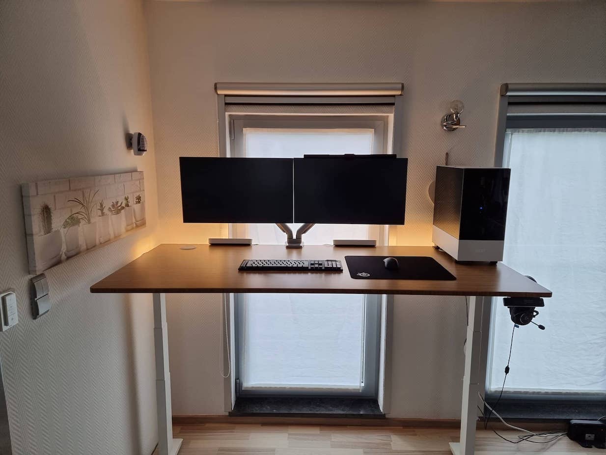 https://standingdesktopper.com/wp-content/uploads/2018/07/standing-desk-for-tall-guys.jpeg