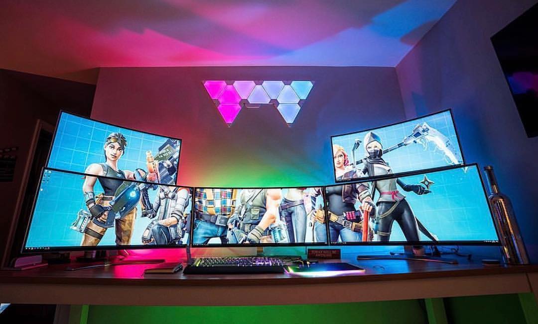 https://standingdesktopper.com/wp-content/uploads/2018/08/Digital-Displays-of-a-gaming-desk-how-to-set-up.jpg