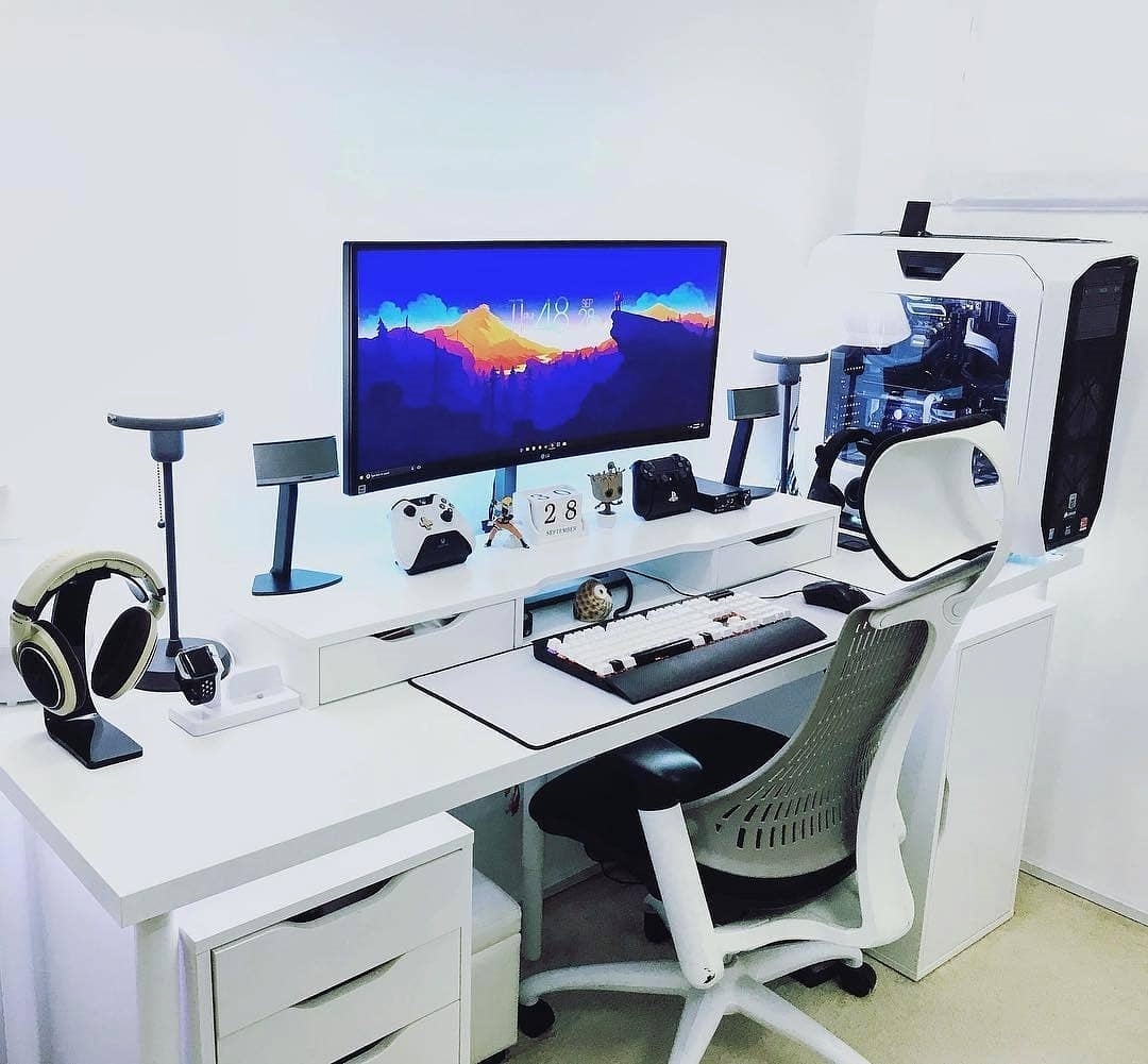 https://standingdesktopper.com/wp-content/uploads/2018/08/Ergonomics-gaming-desk-setup.jpg