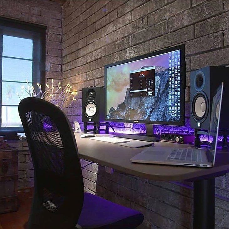 https://standingdesktopper.com/wp-content/uploads/2018/08/How-To-Setup-A-Gaming-Desk-.jpg