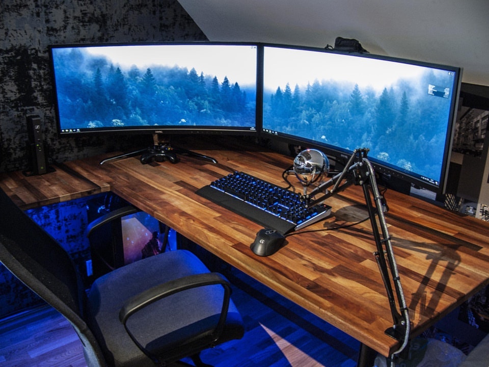 How big should a gaming desk be?