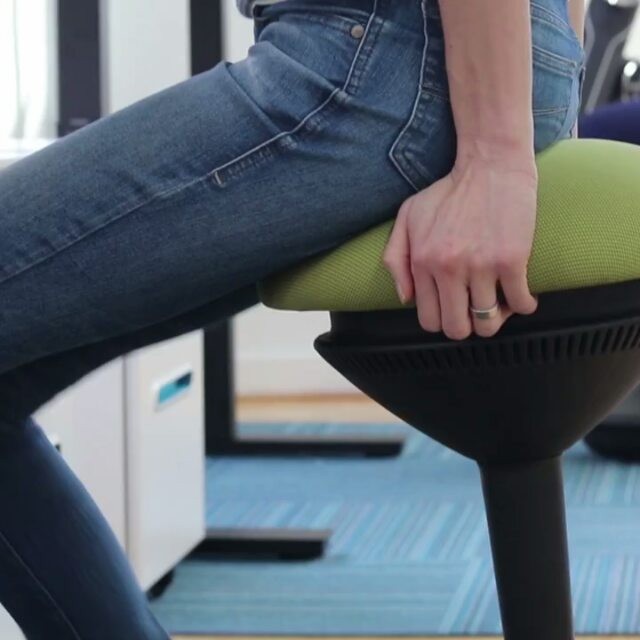 Choose an Office Chair Without Arms - Your Body Will Thank You