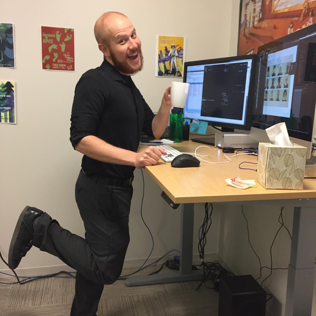 The motorized adjustable standing desk