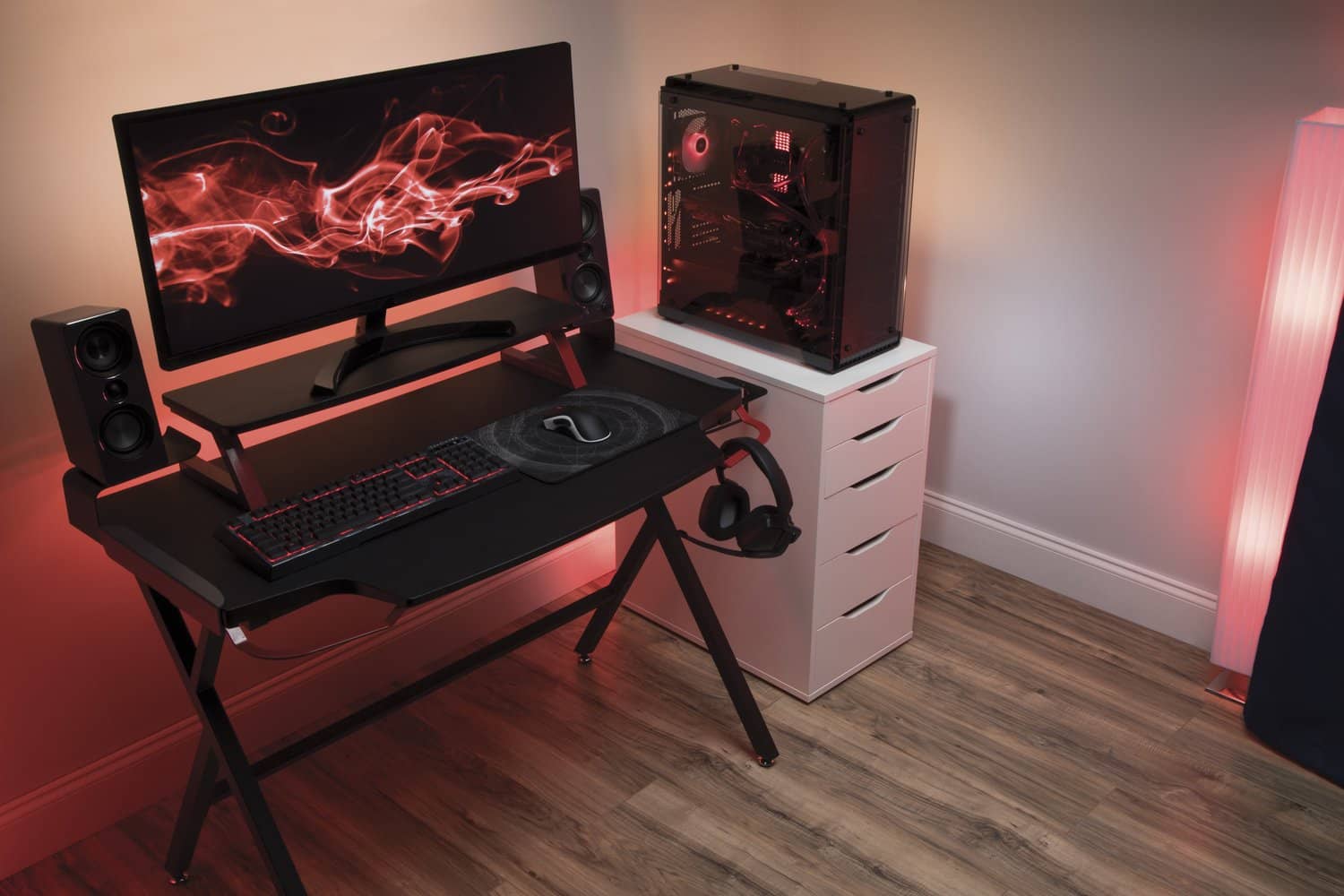 jak nastavit perfektní herní stůl-gaming desk setup 2 Příklad