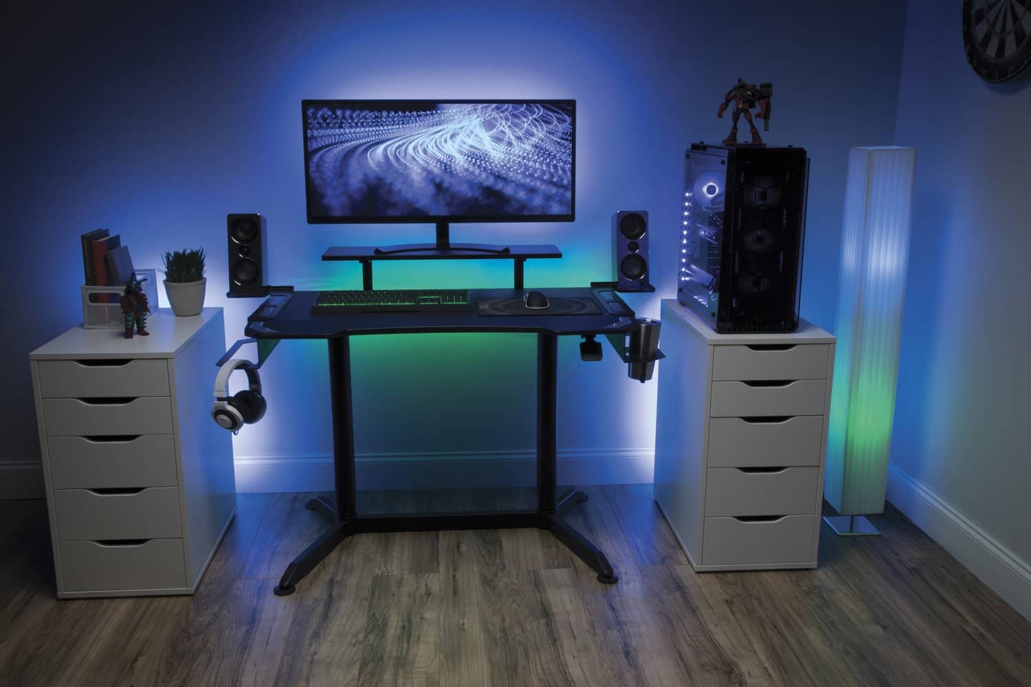 Ultimate pc. Комната геймера с подсветкой и кроватью. Сетап компьютера 2021. Gaming Desk. Новогодняя комната и компьютерный стол.