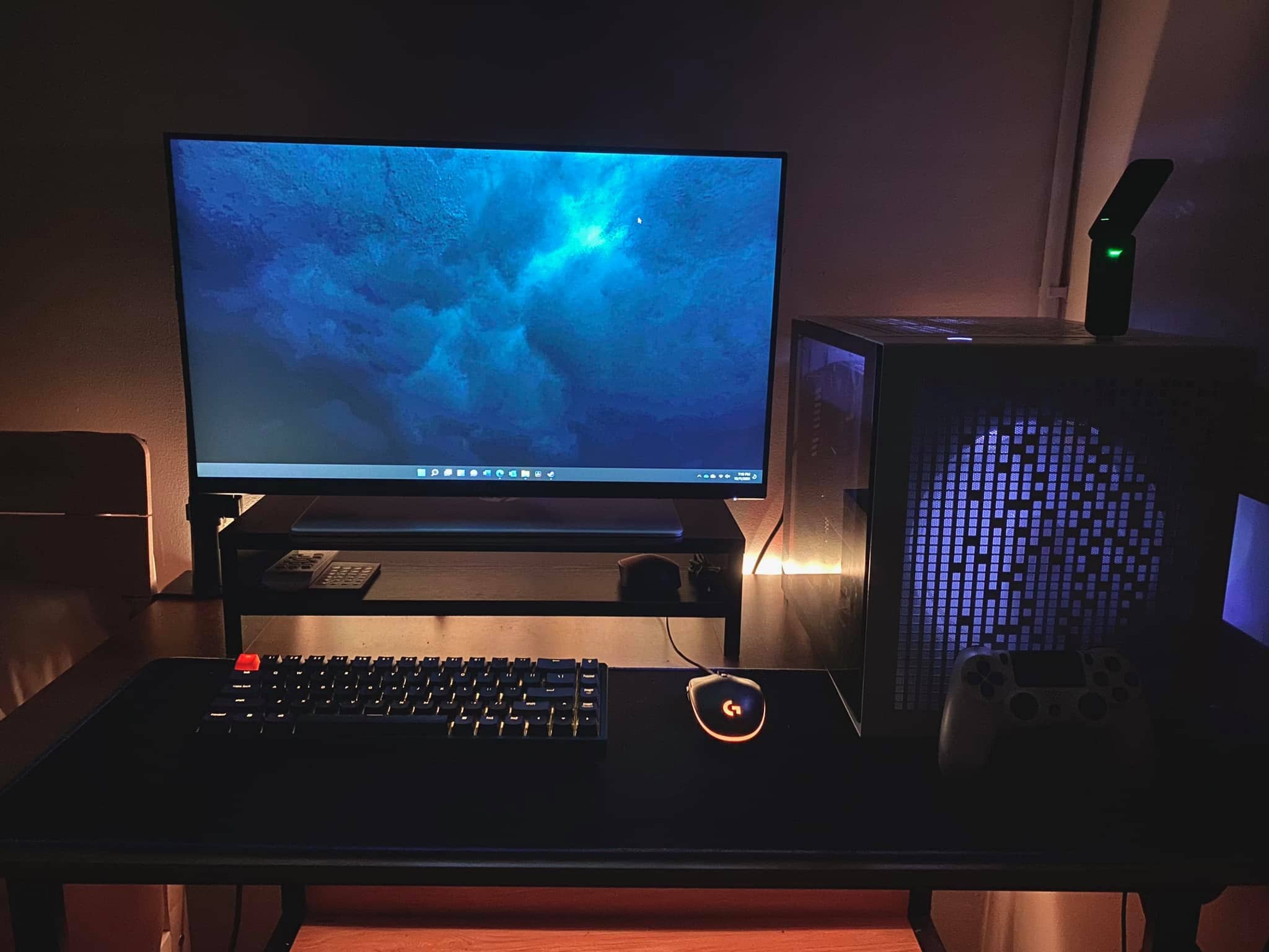 gaming desk setup image 1
