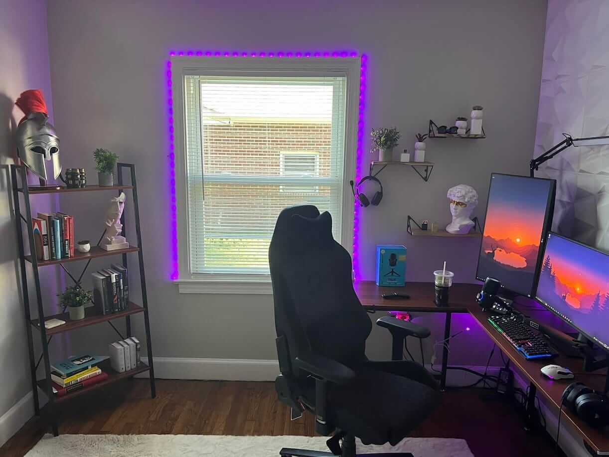 Great example of the corner desk for gaming room setup