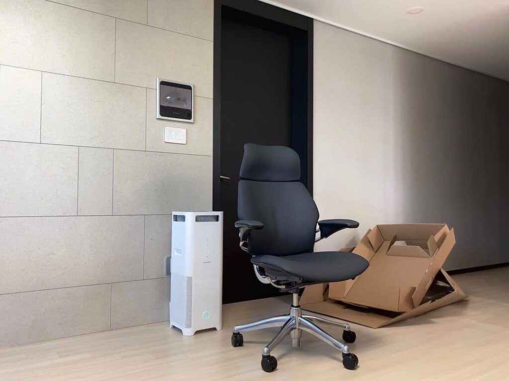 Humanscale Freedom vs. Herman Miller Aeron ⭐️ Showdown